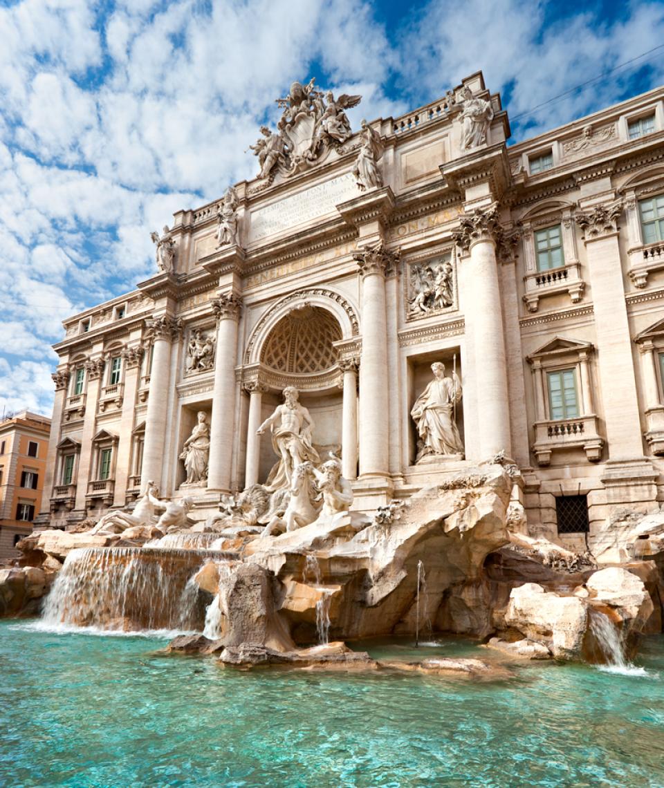 La Fontana di Trevi a Roma, con acque turchesi e sculture imponenti.